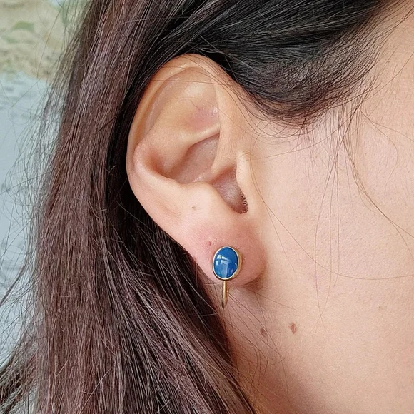 Vintage Pair of Dainty Blue Screwback Clip-On Earrings - Picture 5 of 8